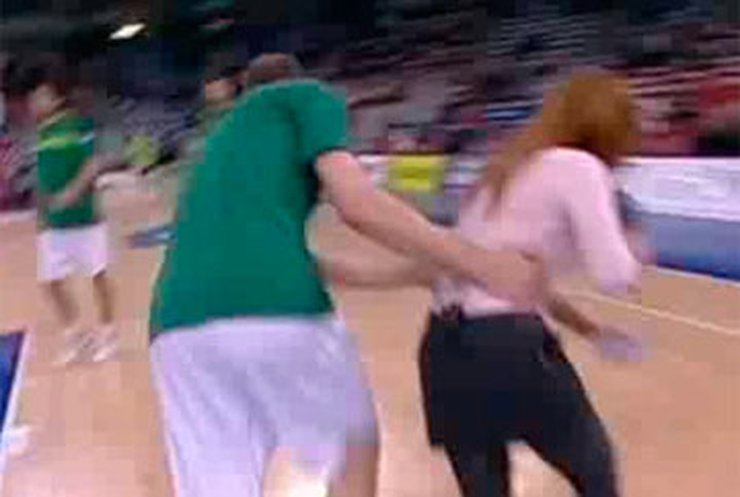 В Испании баскетболист чуть не сбил телеведущую