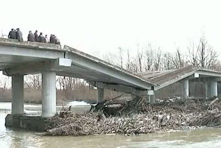 Жители одного из сел на Буковине стали заложниками аварийного моста