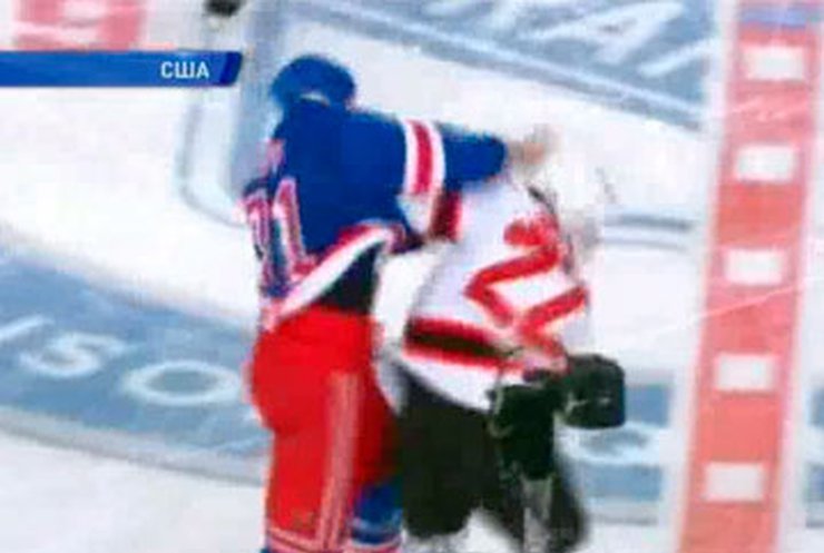 Хоккеисты из НХЛ устроили драку на третьей секунде матча