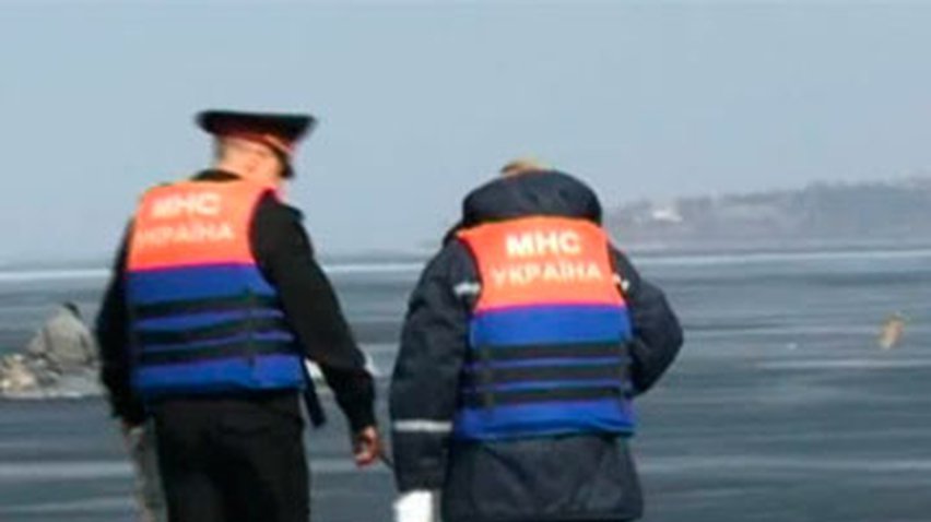 Запорожские спасатели вышли на лед, чтобы напомнить рыбакам об опасности