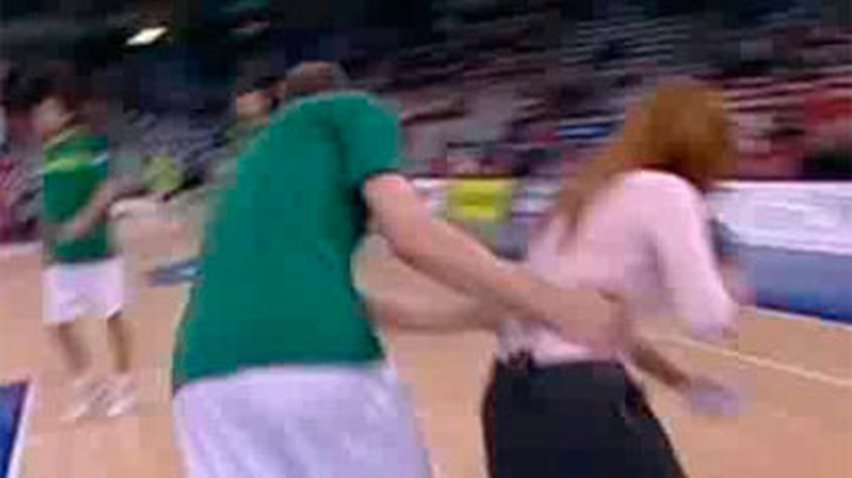 В Испании баскетболист чуть не сбил телеведущую
