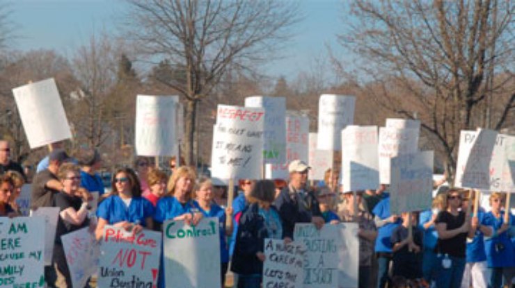 В США медсестры вышли на митинг требуя честных контрактов