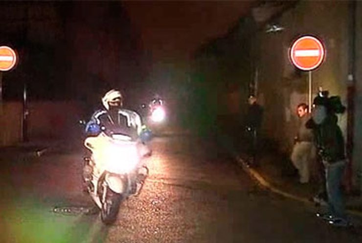 Французская полиция вторые сутки не может взять "убийцу на скутере"