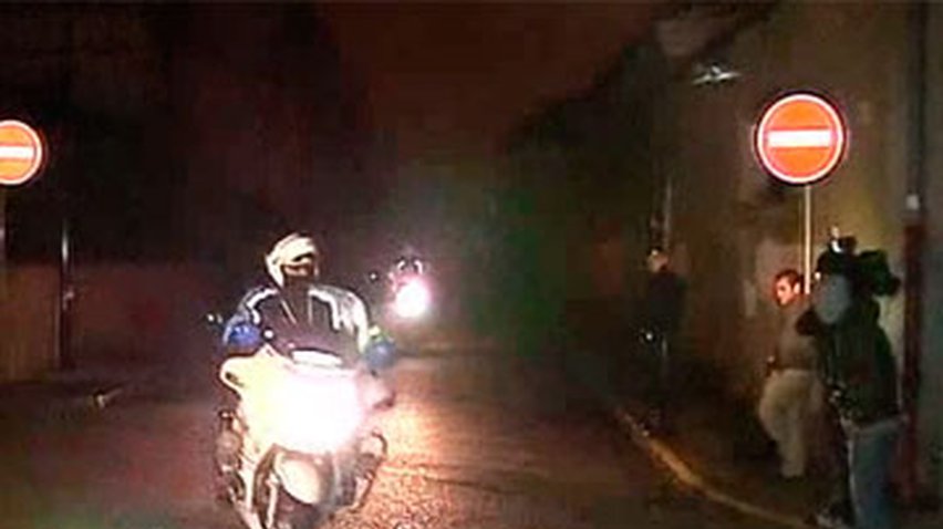 Французская полиция вторые сутки не может взять "убийцу на скутере"