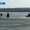 Спасатели сняли тринадцать рыбаков со льдины в Запорожье