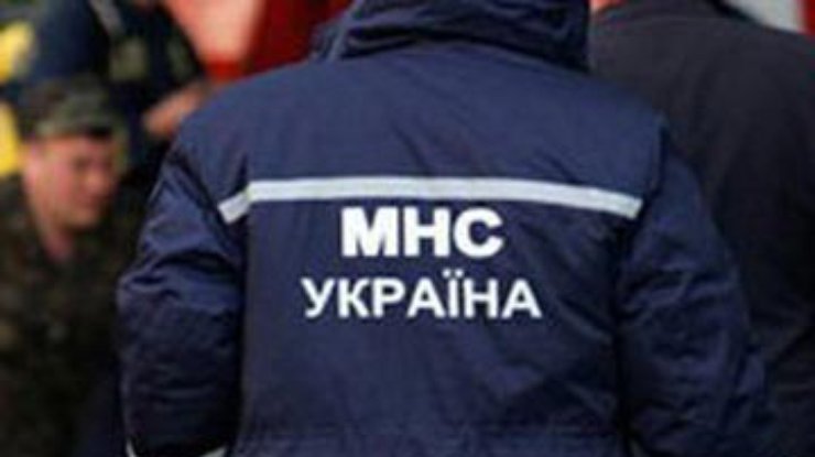 В Киеве сотрудники МЧС сняли со льдины троих человек