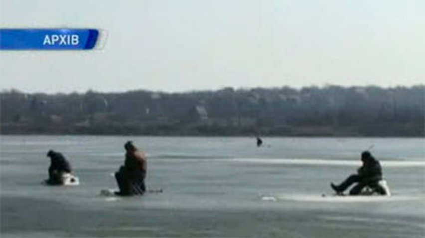 Спасатели сняли тринадцать рыбаков со льдины в Запорожье