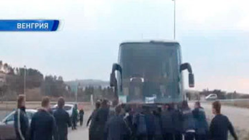 Российские футболисты тренируются толкая автобус