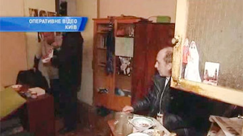 В Киеве выпившие мужчины чуть не сожгли жилой дом