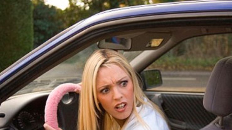 Женщины на маленьких авто – самые злобные водители - исследование