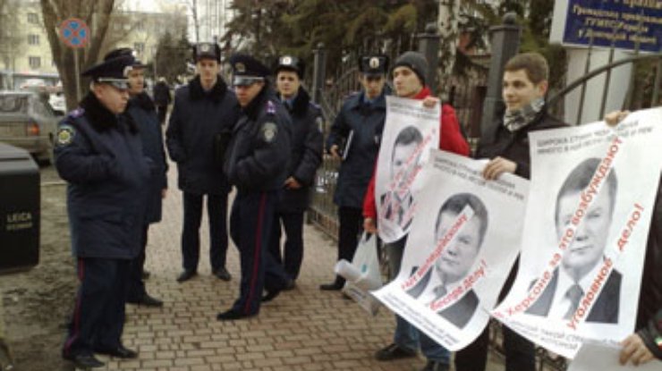 В Донецке задержали участников акции "Милиция - хватит клеить молодежь!"