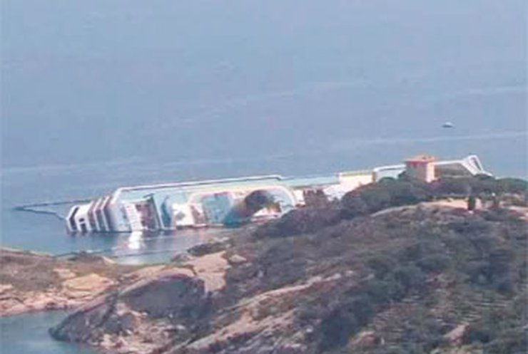 С Costa Concordia подняли тела еще четверых пассажиров