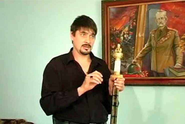 Луганский оружейник воссоздал повесть "Дни и ночи" на лезвии меча