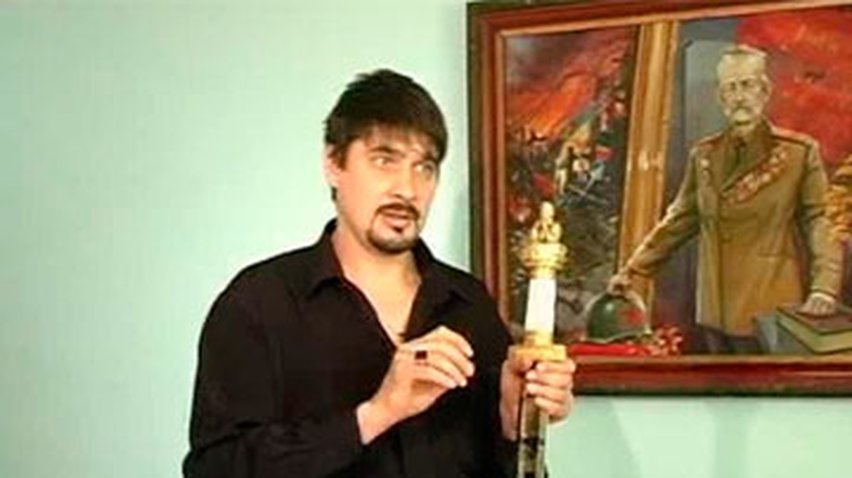Луганский оружейник воссоздал повесть "Дни и ночи" на лезвии меча