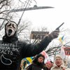 Возле Администрации президента театрально "изгоняют Януковича"