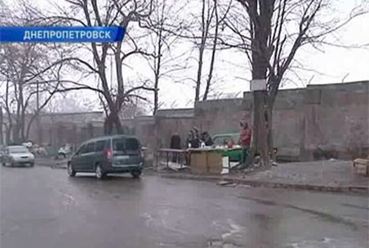 В Днепропетровске неизвестный обстрелял очередь за молоком