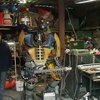 Житель Германии в своем гараже сконструировал робота-гитариста