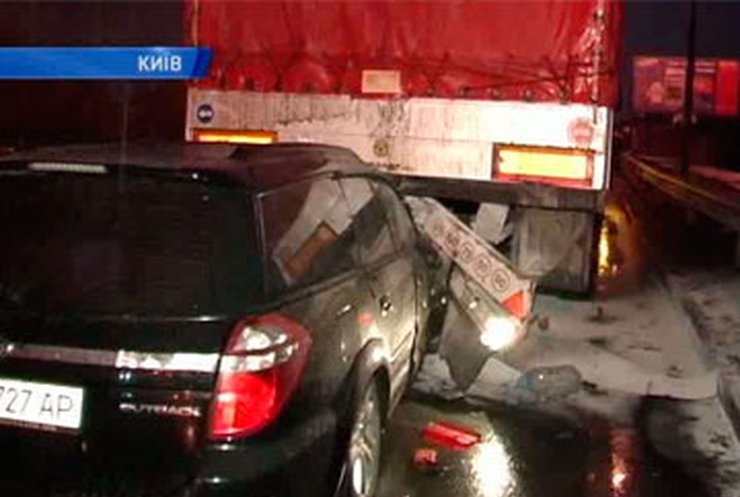В Киеве легковушка заехала под фуру