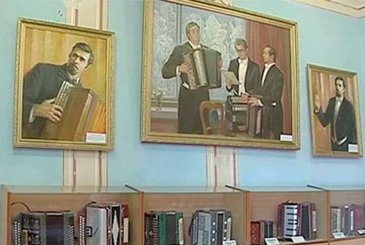 В Донецкой области находится Музей истории баяна