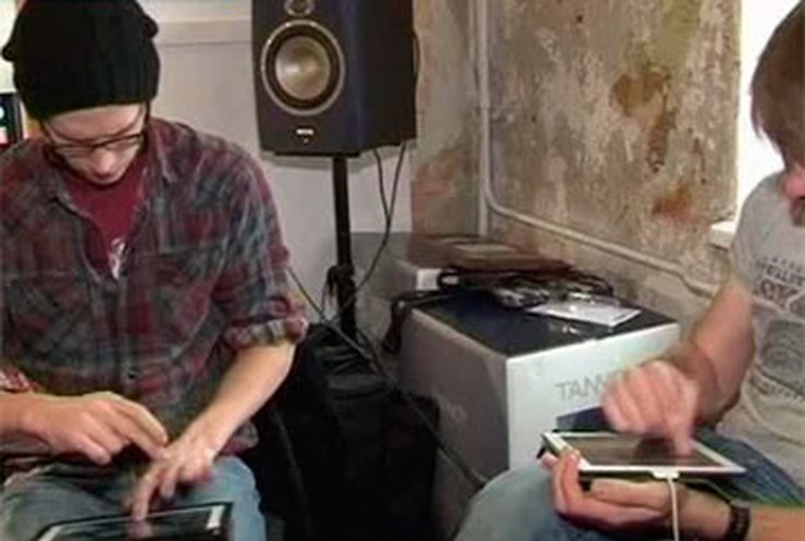 Эстонская группа заменила музыкальные инструменты планшетами