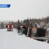 В Норвегии эвакуатор с грузовиком сорвался с крутого обрыва