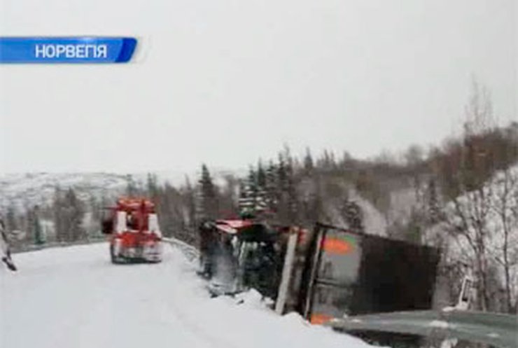 В Норвегии эвакуатор с грузовиком сорвался с крутого обрыва