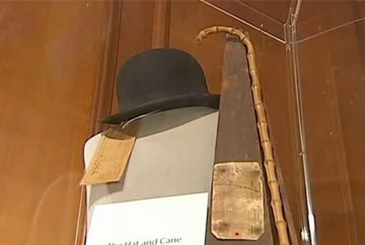 В США на аукционе продали котелок и трость Чарли Чаплина