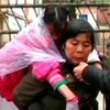 Более 3 лет китаянка носит парализованную внучку в школу на спине