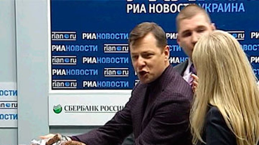 Ляшко попытался накормить Онищенко колбасой с сыром