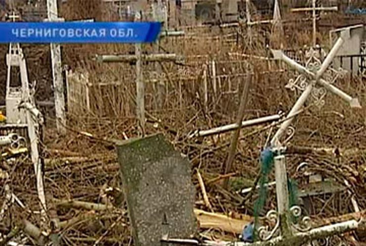 В городе Бахмач "навели порядок" на кладбище: Разрушены многие памятники