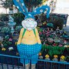 Картонная фигура пасхального зайца "напала" на пенсионеров