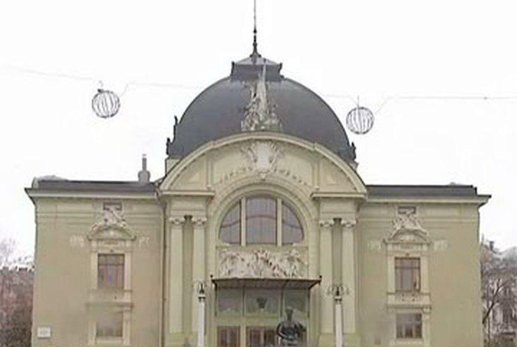 Черновицкие строители нажились на ремонте музея