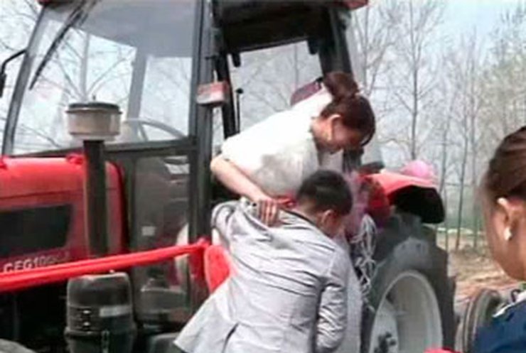 Китайских молодоженов поздравили кортежем из тракторов