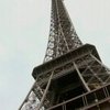 Туристам приходится подниматься на Эйфелеву башню пешком