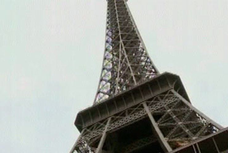 Туристам приходится подниматься на Эйфелеву башню пешком