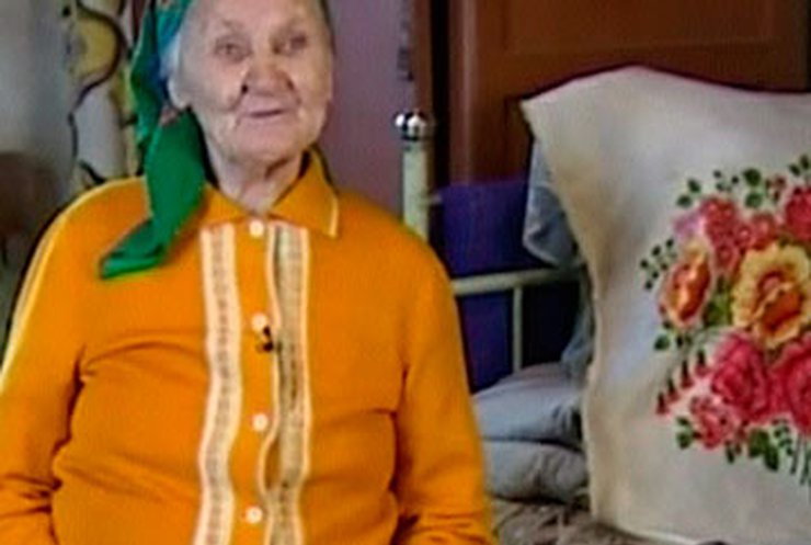 На Винничине 87-летняя женщина вынуждена жить в заброшенном общежитии