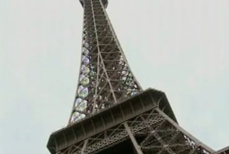 Эйфелевую башню окружили многокилометровые очереди туристов