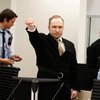 Брейвик поприветствовал суд, вскинув правую руку