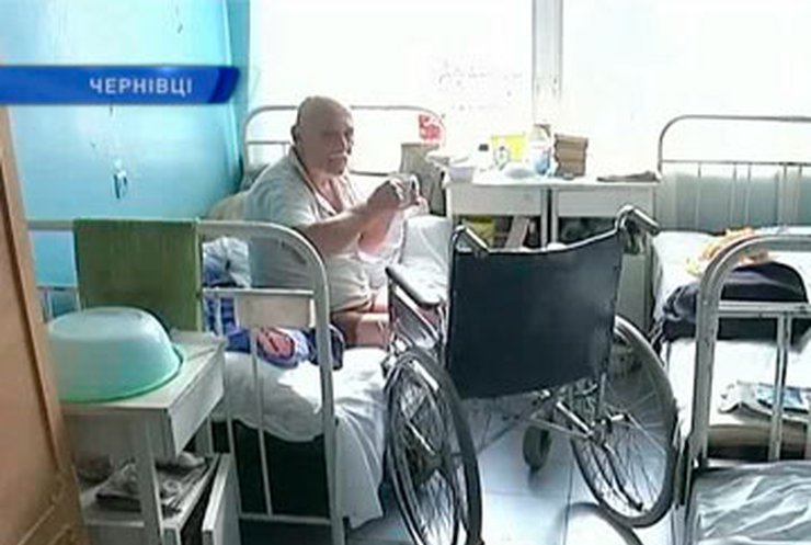 В Черновцах бездомный инвалид более 2-х лет живет в больничной палате