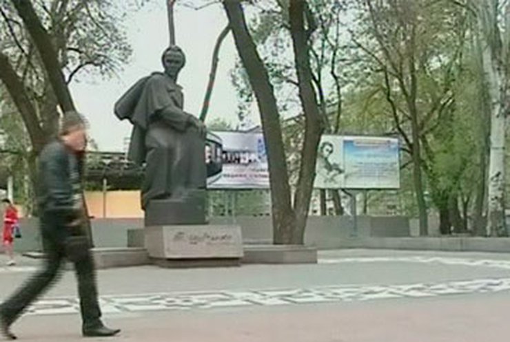 В Днепропетровске с памятника Шевченко украли латунные буквы
