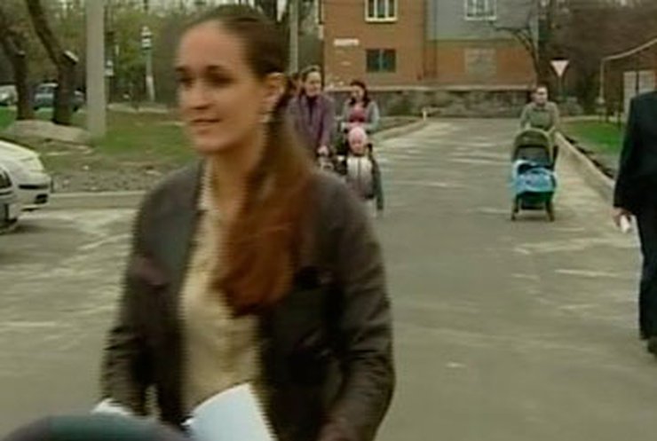 В Макеевке молодые мамы протестуют против правил супермаркета