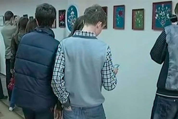 Кировоградская художница представила картины из рыбных костей