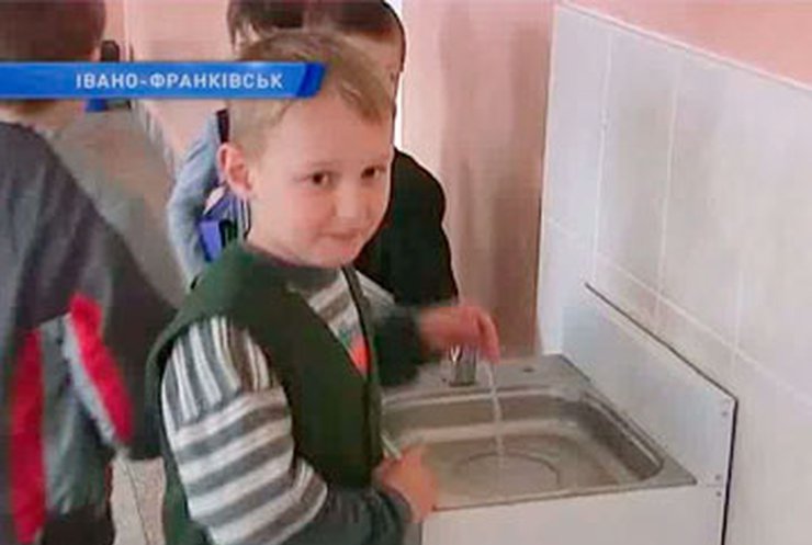 В школы Ивано-Франковска возвращаются питьевые фонтанчики