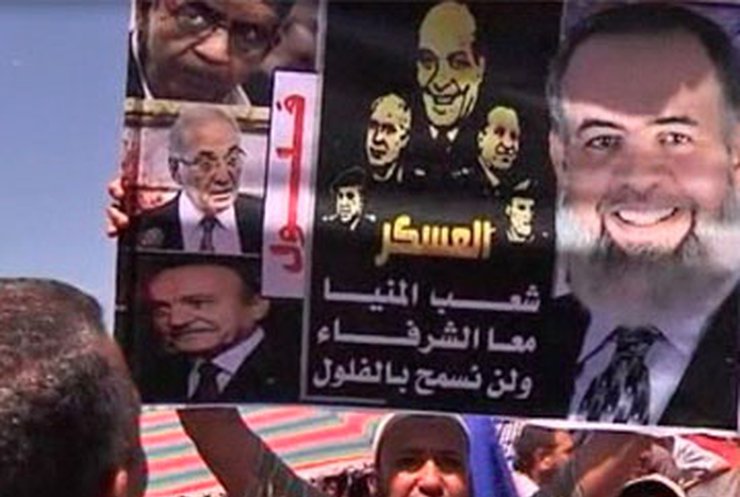 В Египте тысячи людей потребовали от военных передать власть