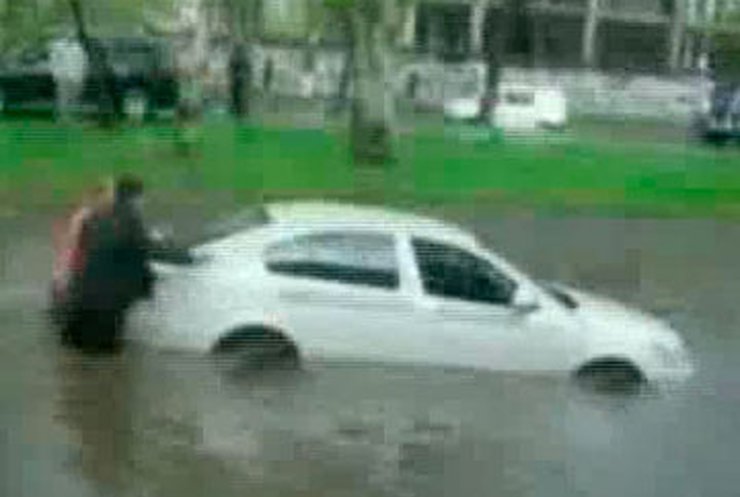 В Николаеве из-за сильного дождя центр города оказался залит водой
