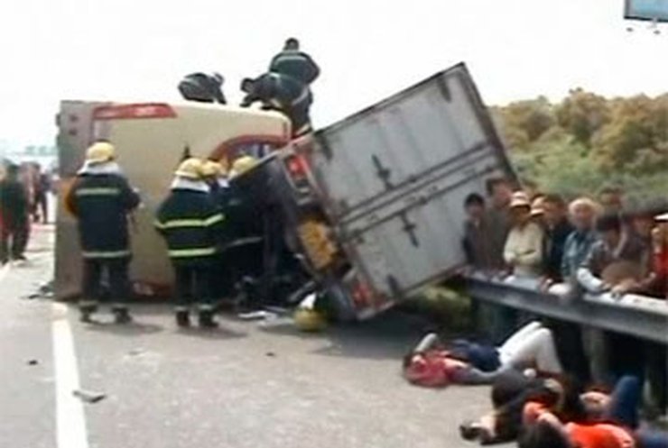 В Китае столкнулся туристический автобус и грузовик