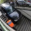В Париже автомобиль чуть не заехал в метро