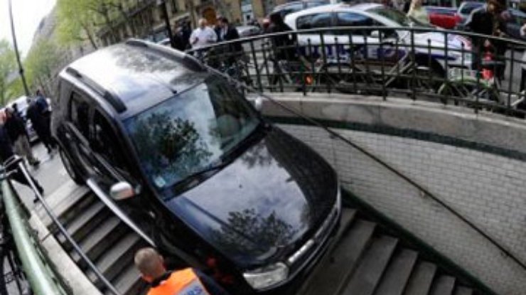 В Париже автомобиль чуть не заехал в метро