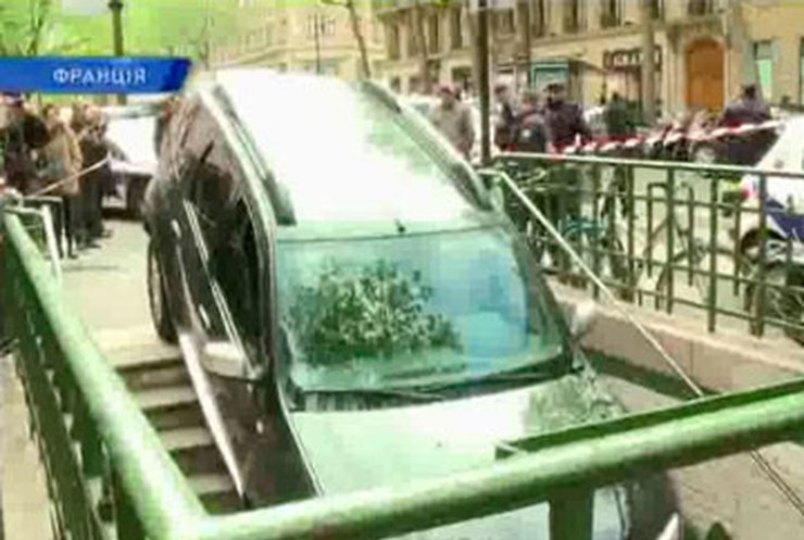 Парижский водитель перепутал метро с парковкой