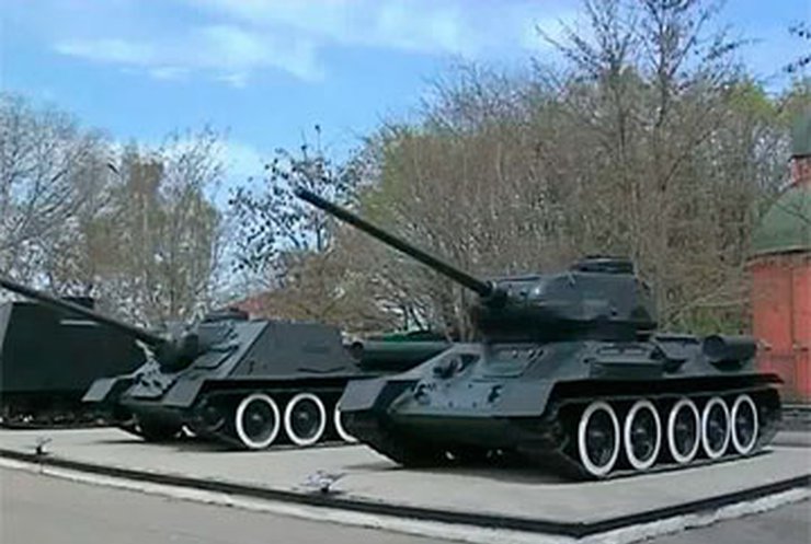 В Одессе советские такнки выкрасили в цвета Вермахта